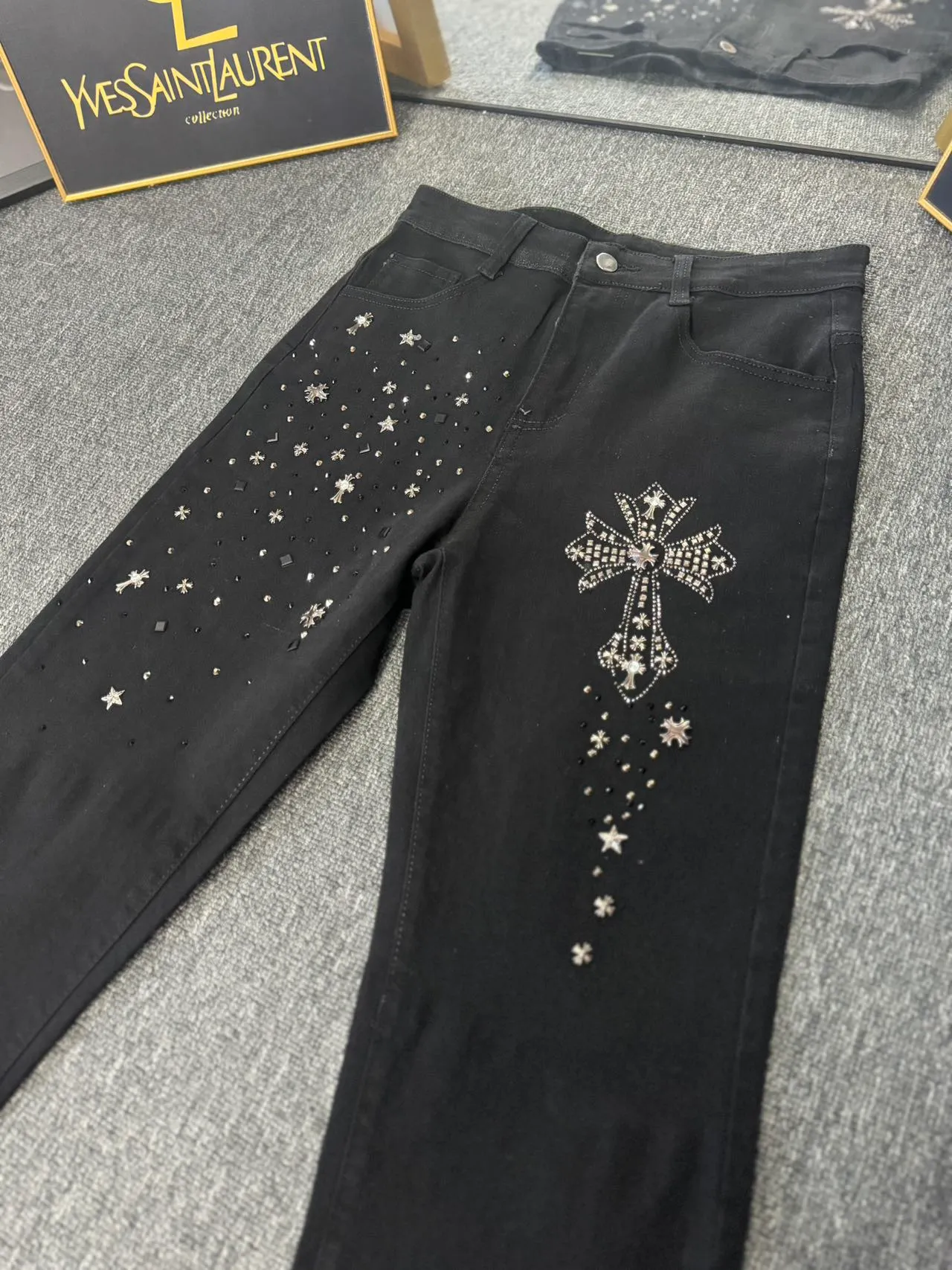 P180 ☞CHROME HEARTS✘Cro Heart Overseas Edition 24ss🔥New Heavy Industry Washed Embroidered American Retro Workwear Washed Jeans Loose Pants with Perfect Details Washed Denim Fabric is Wear-Resistant and Dirty Three-Dimensional Cutting Loose Fit Imported Machine Printing Will Not Crack and Fall Off After Repeated Washing Same Couple Style Color: Denim Blue Size: M-2XL Pants Length Waist Hips M 96 76 106 L 97 80 110 XL 98 84 114 2XL 100 88 118